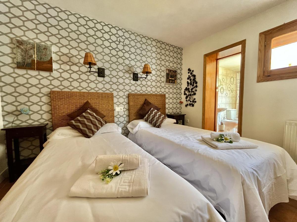 Hostal Nomadas By Gloove Villalba de la Sierra Ngoại thất bức ảnh