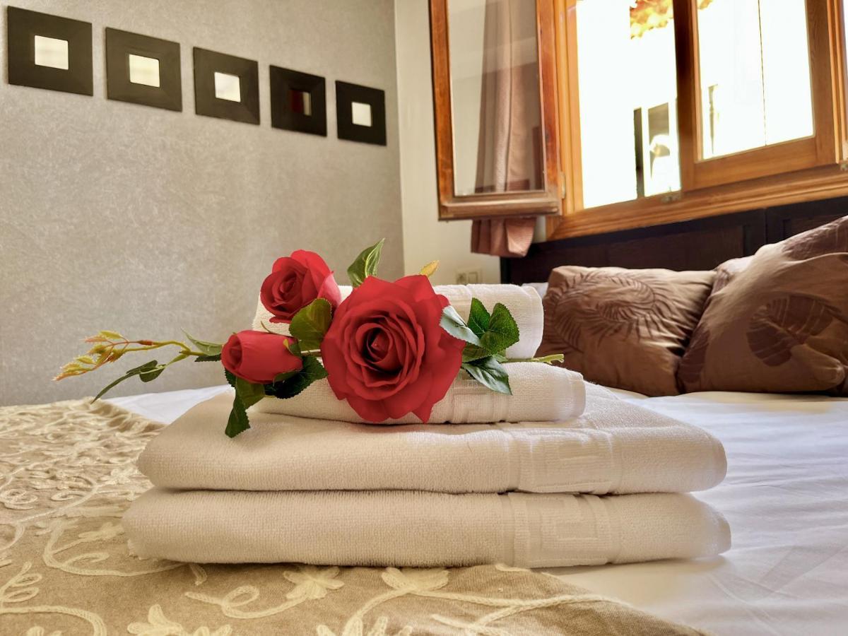 Hostal Nomadas By Gloove Villalba de la Sierra Ngoại thất bức ảnh