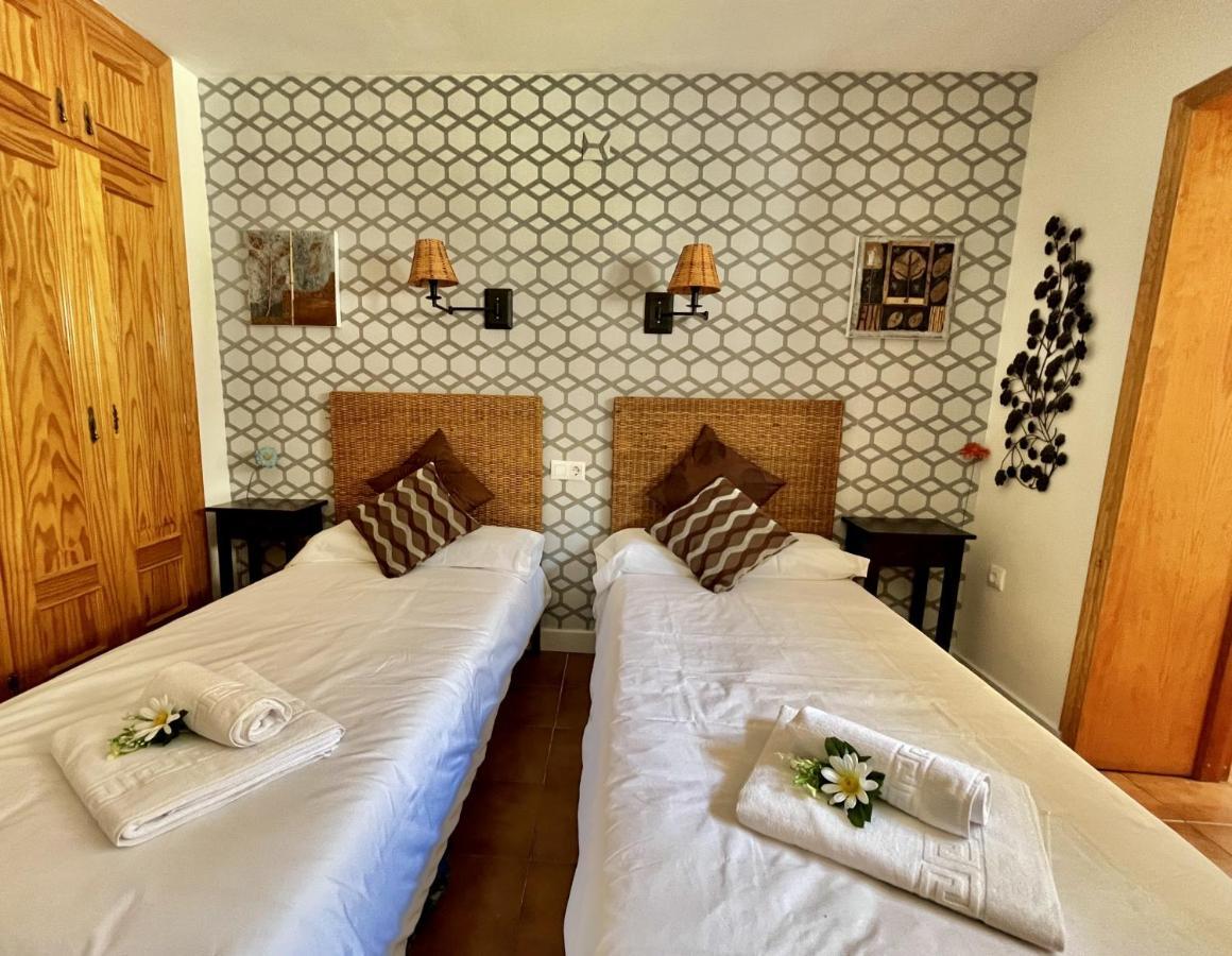 Hostal Nomadas By Gloove Villalba de la Sierra Ngoại thất bức ảnh