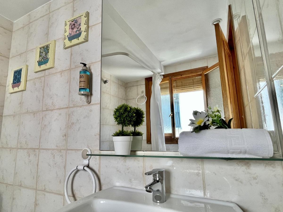 Hostal Nomadas By Gloove Villalba de la Sierra Ngoại thất bức ảnh