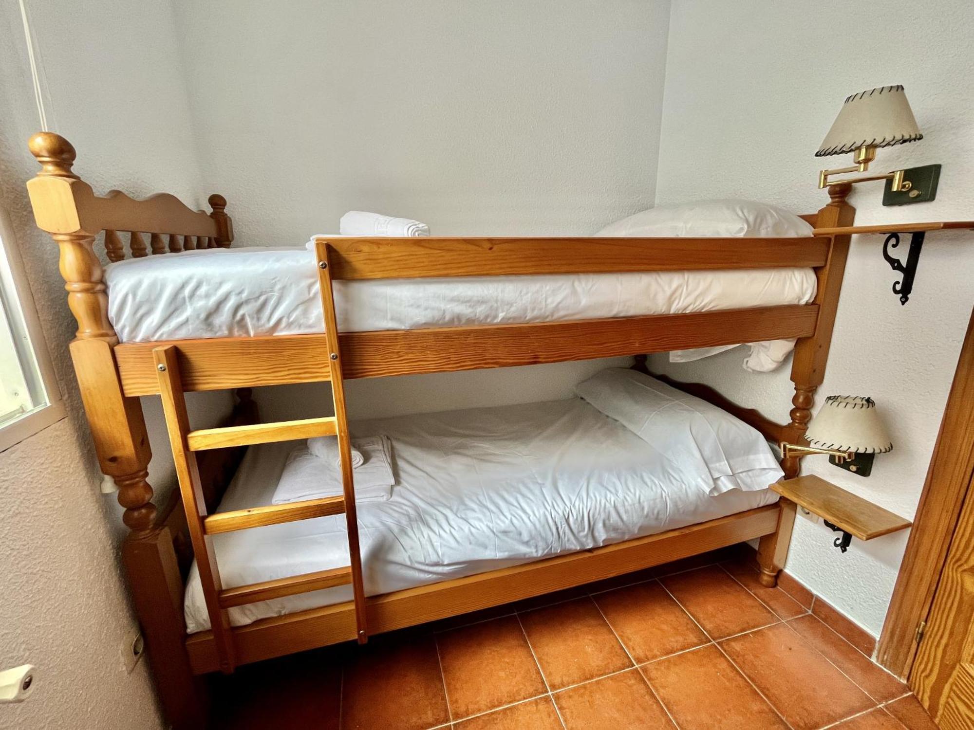 Hostal Nomadas By Gloove Villalba de la Sierra Ngoại thất bức ảnh